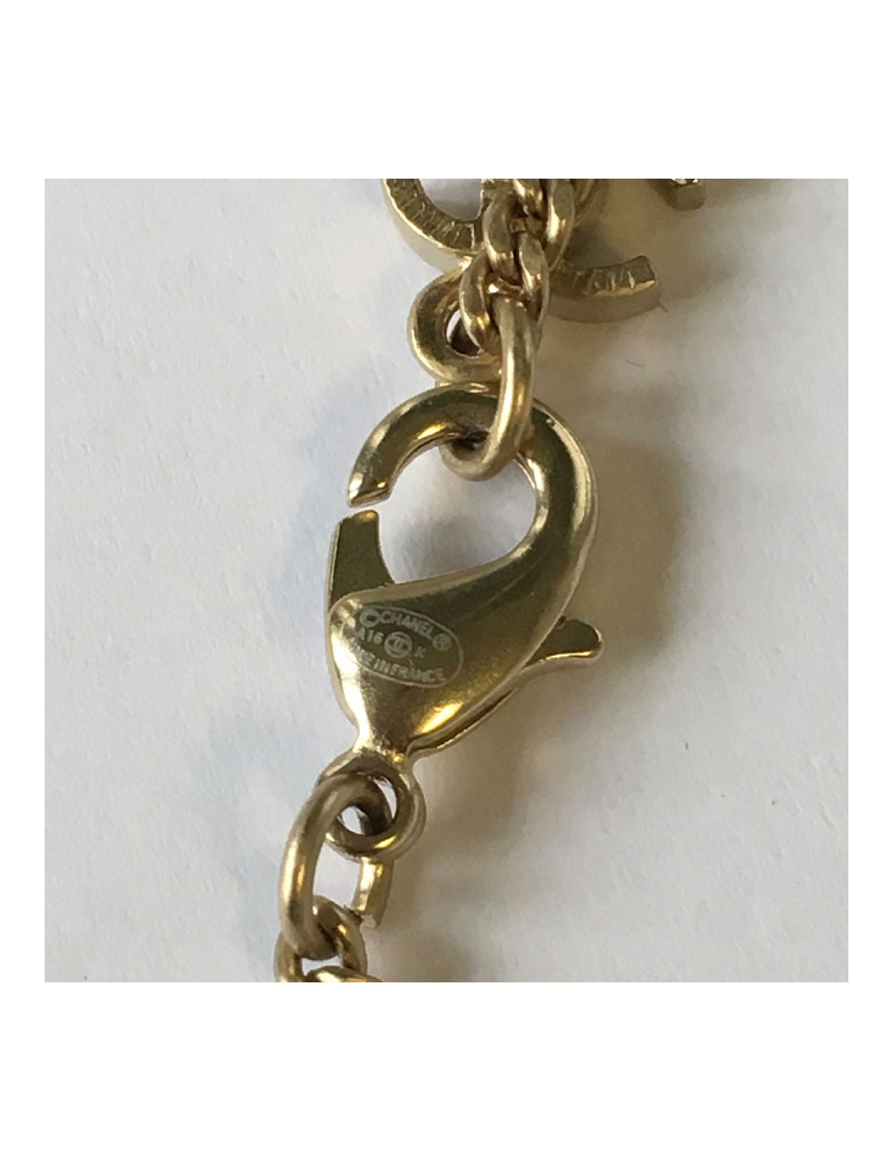 Collier CHANEL CC en métal doré serti de perles nacrées