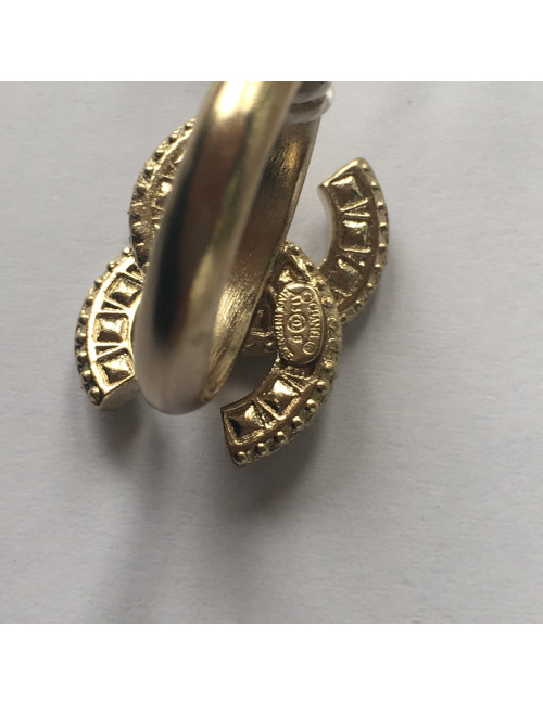 CHANEL CC ring in gilded metal and baguette cut rhinestones