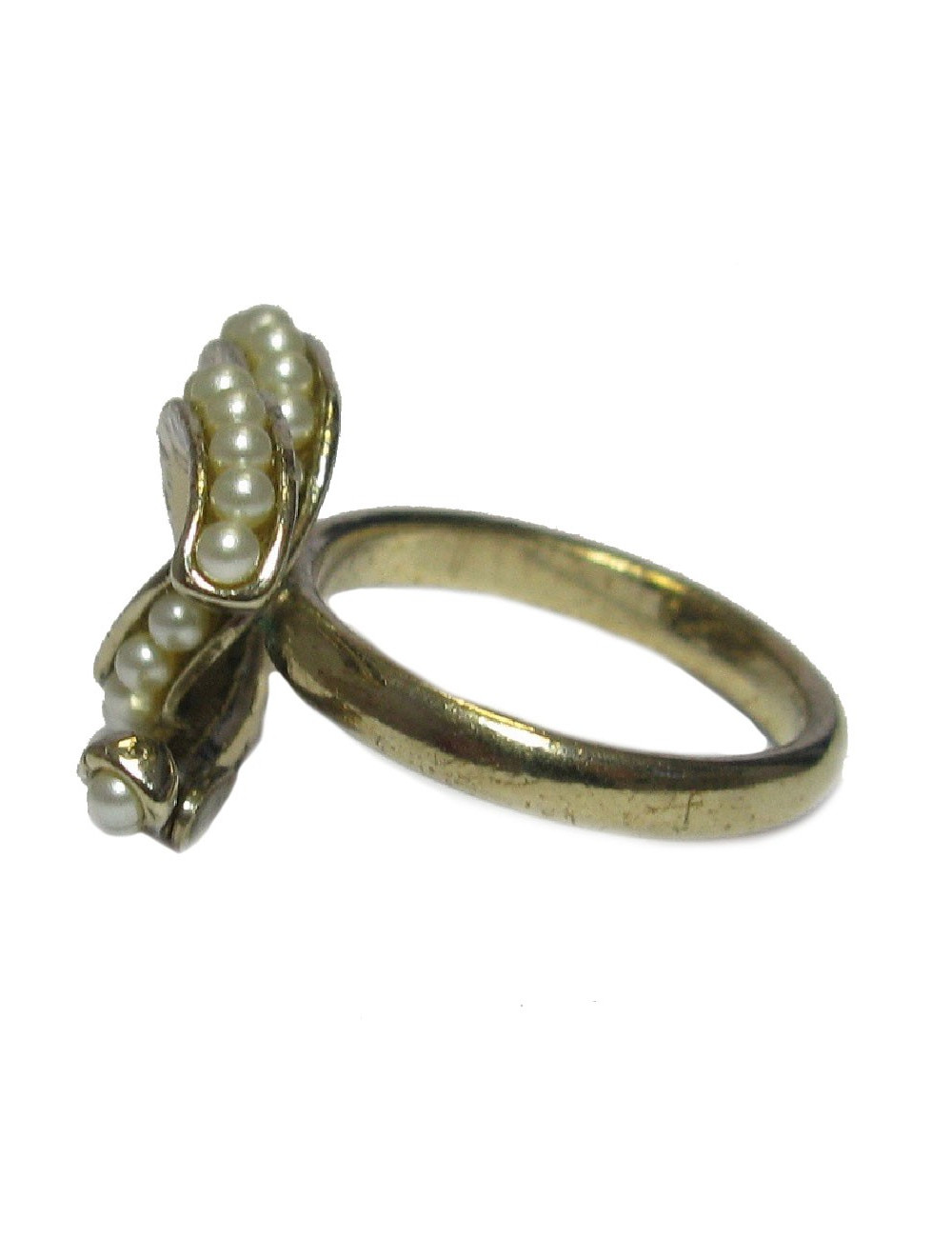 CHANEL CC ring in gilded metal and pearly beads