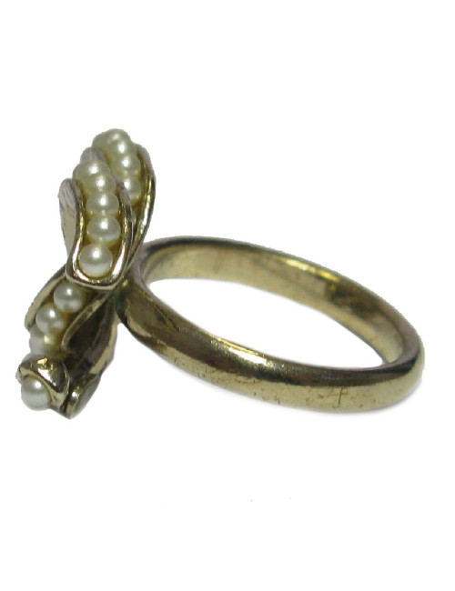 CHANEL CC ring in gilded metal and pearly beads