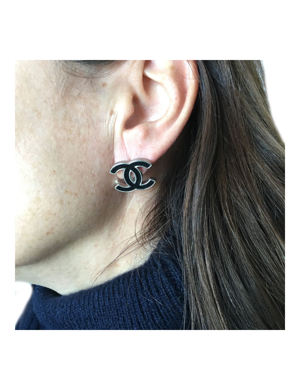 Boucles d'oreilles clous CHANEL CC en métal argenté et cuir noir