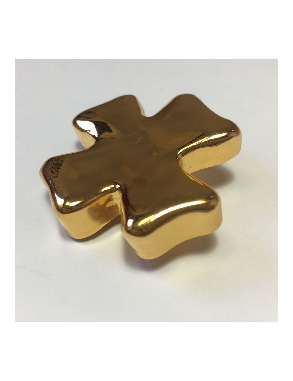 Broche CHRISTIAN LACROIX croix en résine dorée