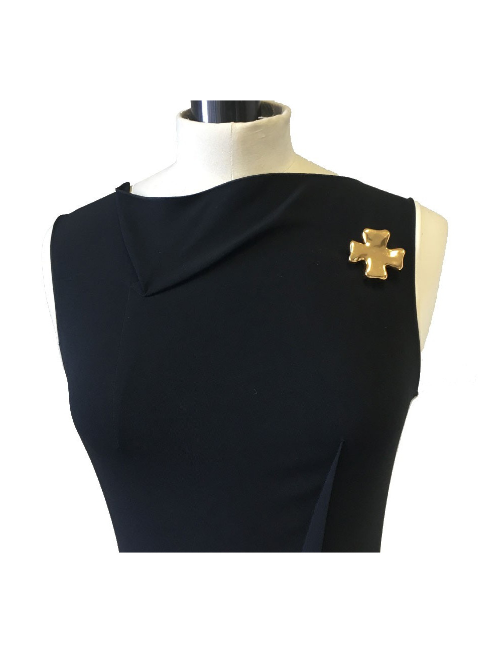 Broche CHRISTIAN LACROIX croix en résine dorée