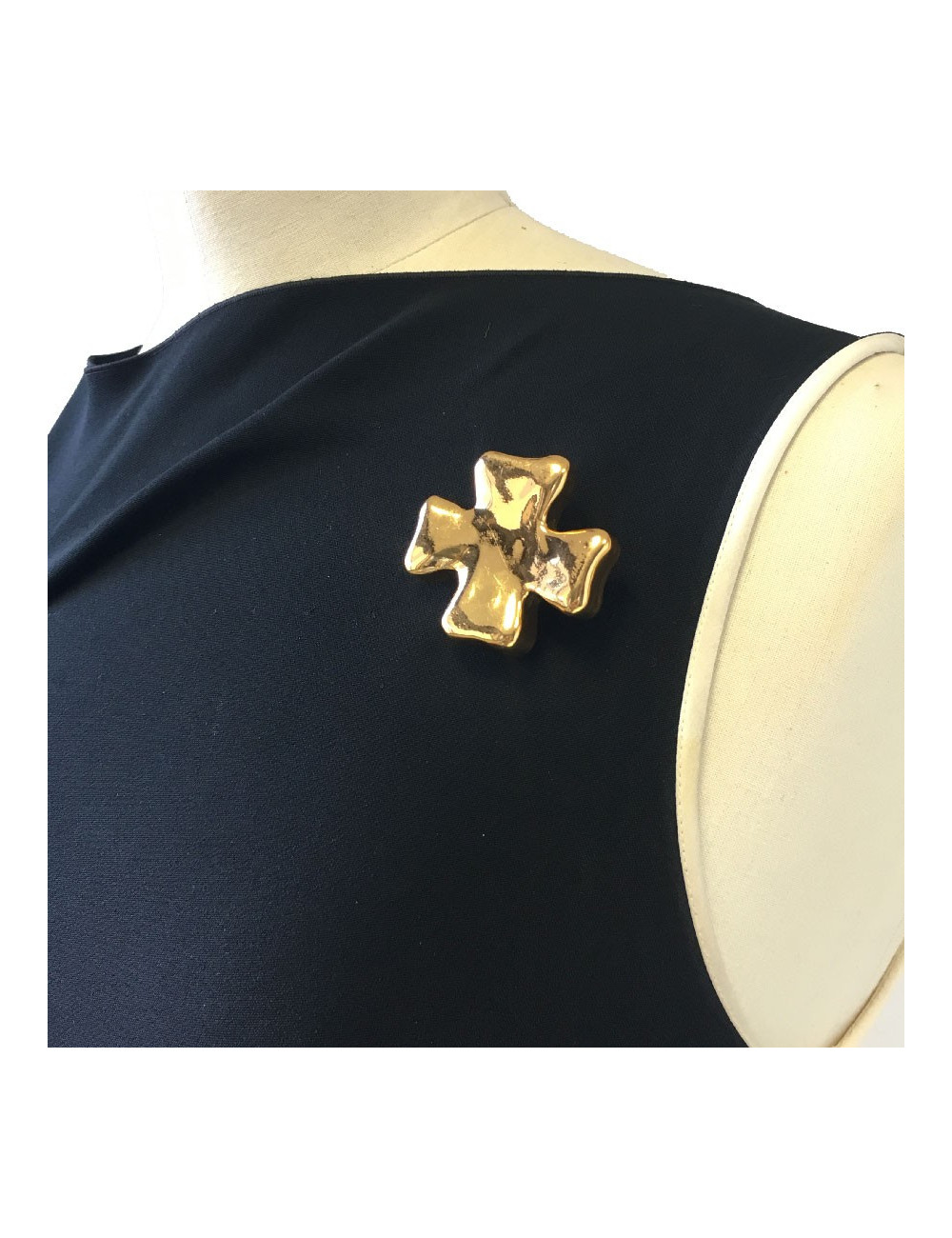 Broche CHRISTIAN LACROIX croix en résine dorée