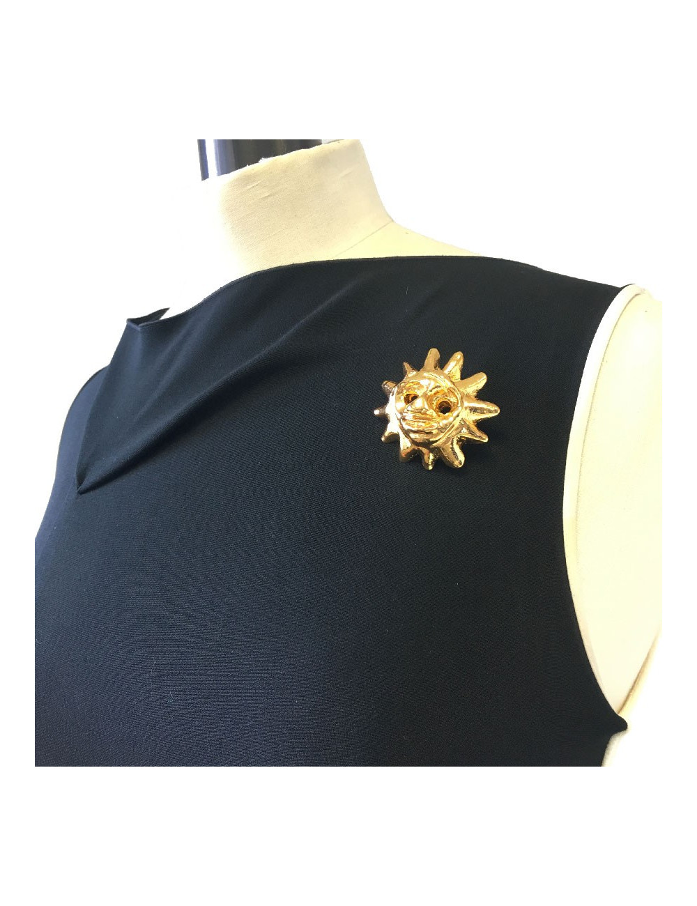 Broche CHRISTIAN LACROIX soleil vintage en résine dorée