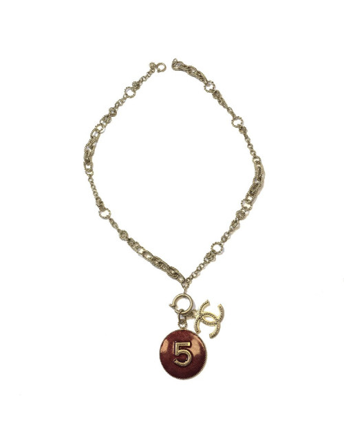 Collier CHANEL pendentif rond N°5 en résine bordeaux, CC et chaine en métal doré or pâle