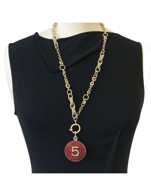Collier CHANEL pendentif rond N°5 en résine bordeaux, CC et chaine en métal doré or pâle