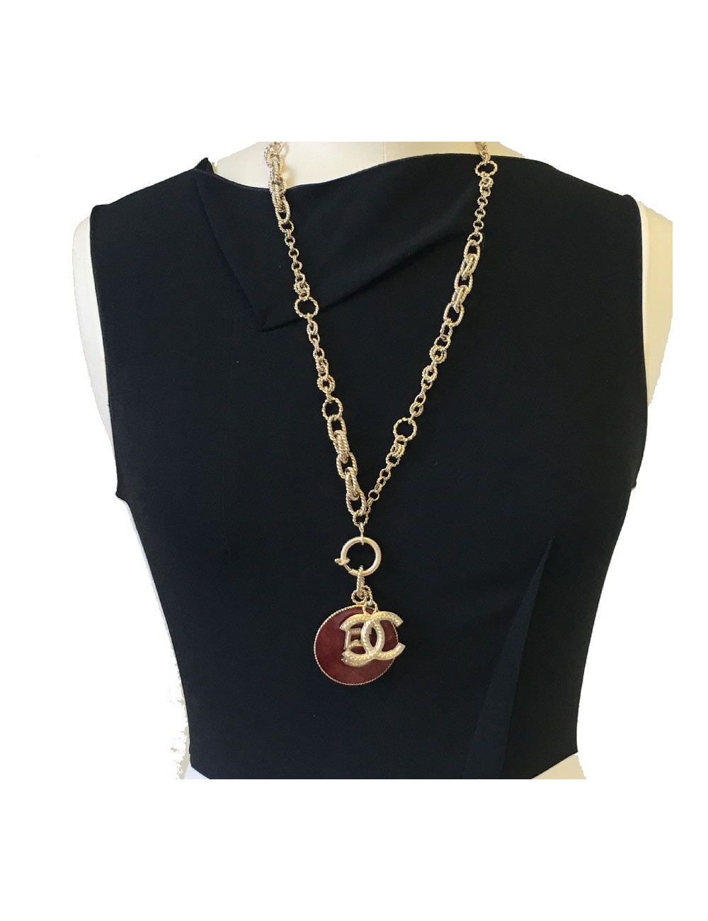 Collier CHANEL pendentif rond N°5 en résine bordeaux, CC et chaine en métal doré or pâle