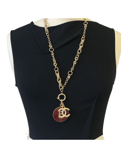 Collier CHANEL pendentif rond N°5 en résine bordeaux, CC et chaine en métal doré or pâle