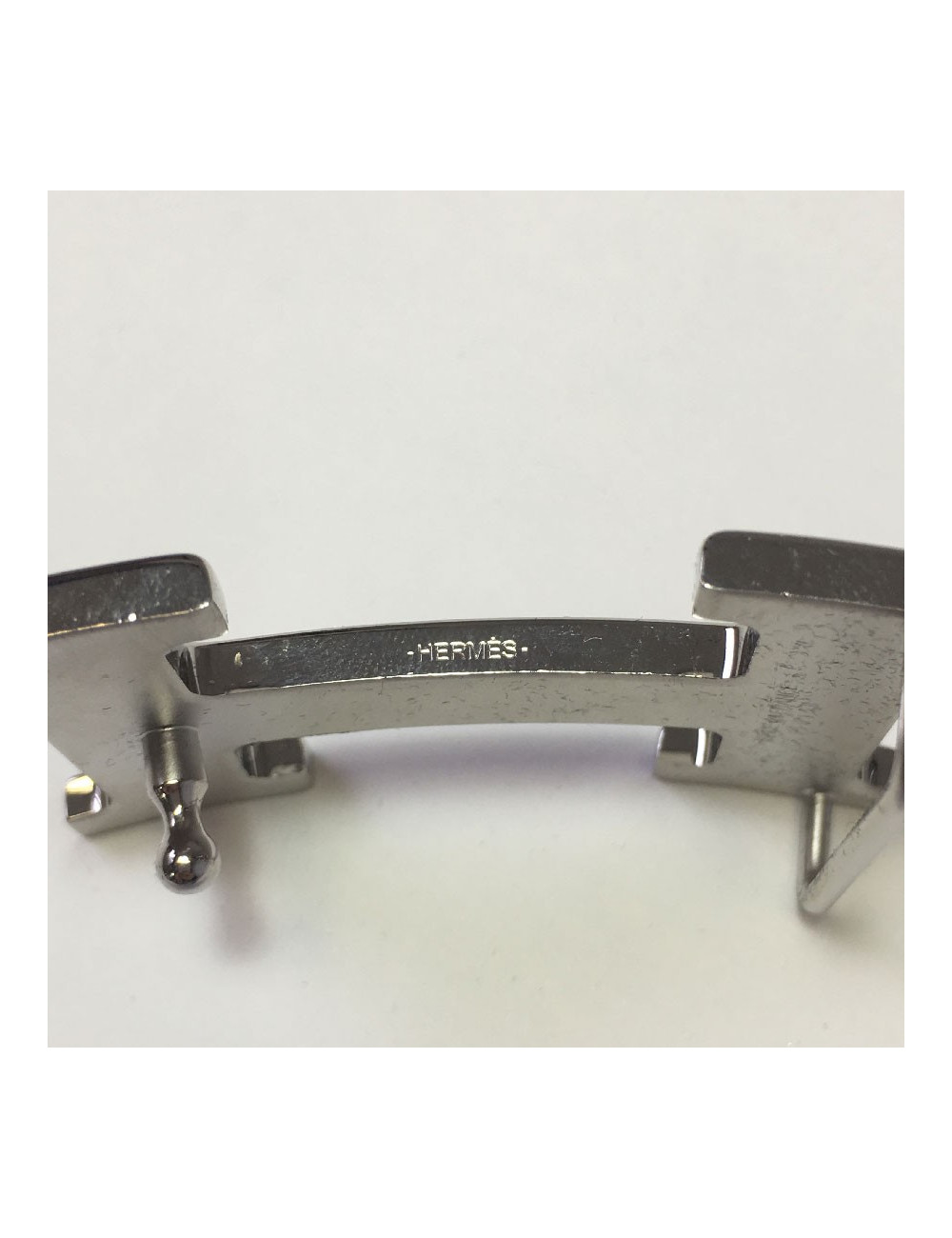 Boucle H HERMÈS métal palladié martelé