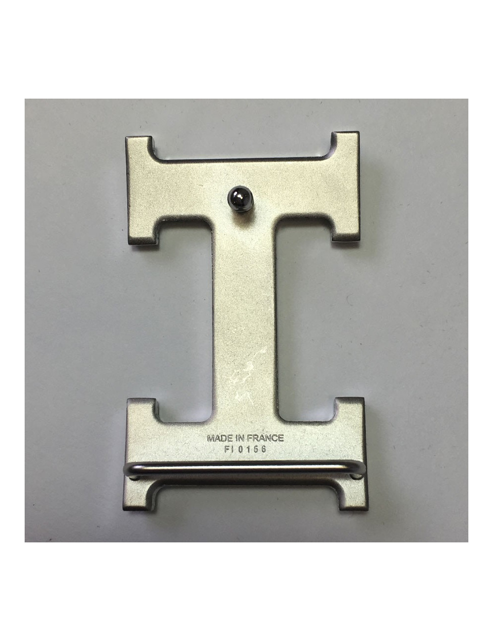 Boucle H HERMÈS métal palladié martelé