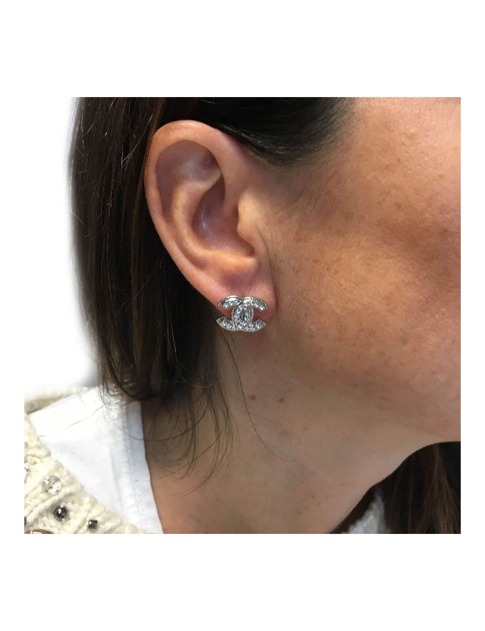 Boucles d'oreille clous CHANEL CC en métal argenté et strass