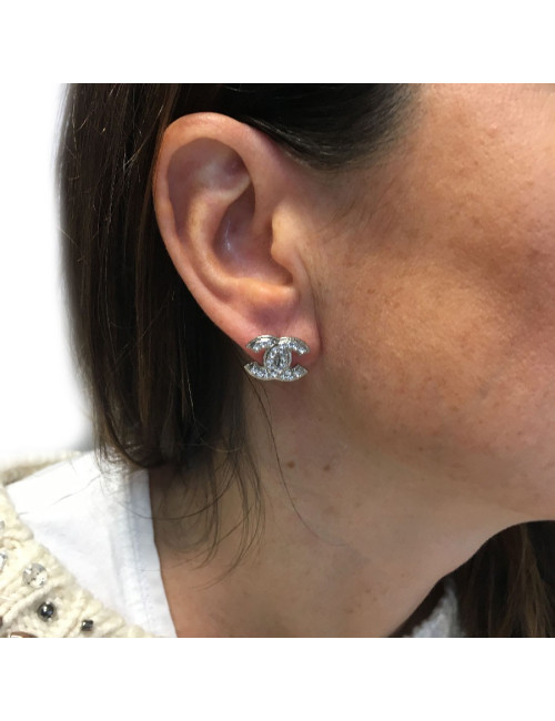 Boucles d'oreille clous CHANEL CC en métal argenté et strass
