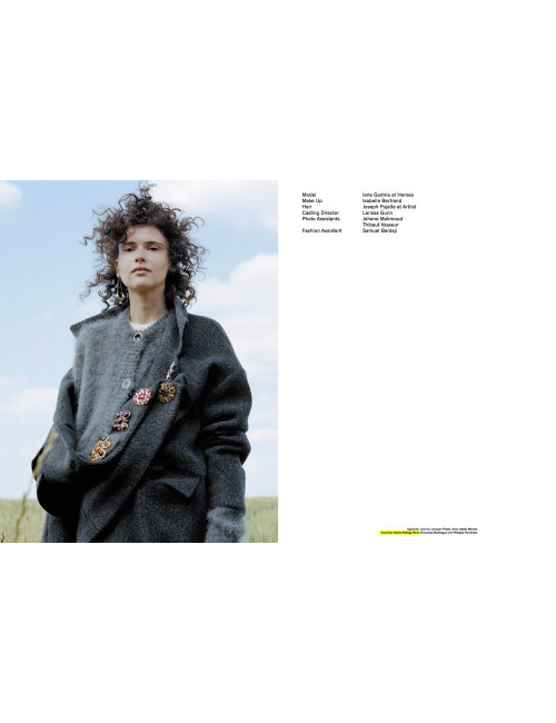 Broche CHANEL couture vintage en métal doré, pâte de verre et strass taille émeraude