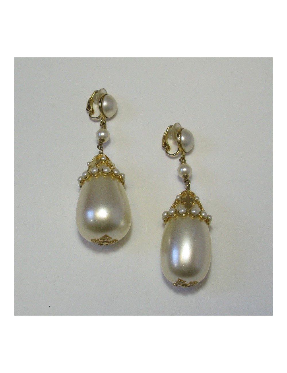 Imposants clips d'oreilles CHANEL perle nacrée