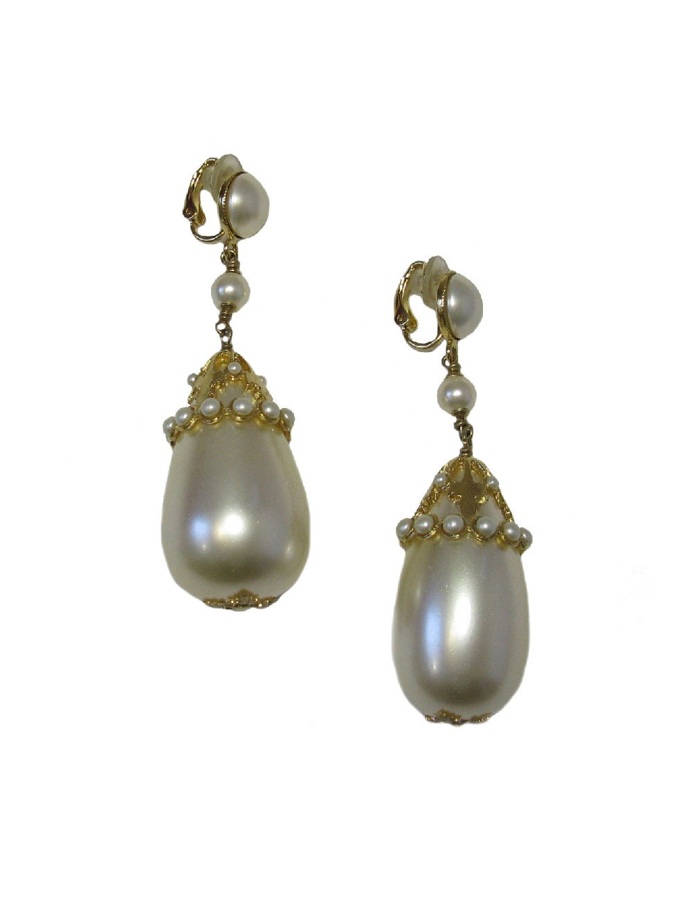 CHANEL Pendant clip-on earrings in gilt metal and pearls