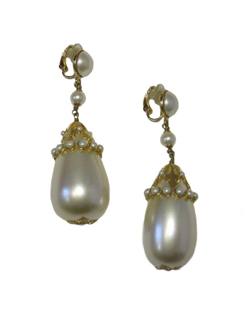 CHANEL Pendant clip-on earrings in gilt metal and pearls