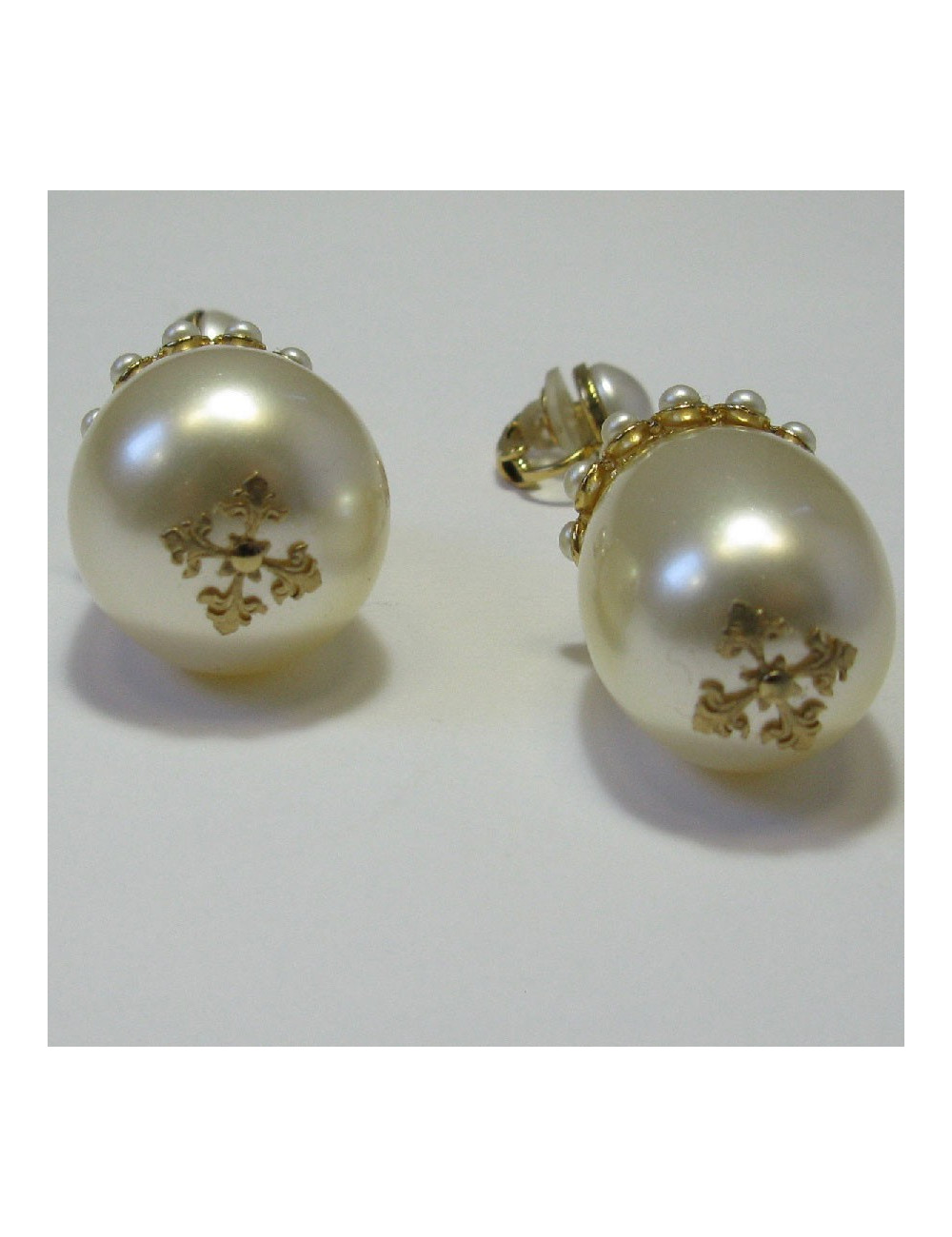 CHANEL Pendant clip-on earrings in gilt metal and pearls