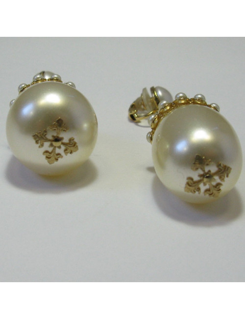 CHANEL Pendant clip-on earrings in gilt metal and pearls