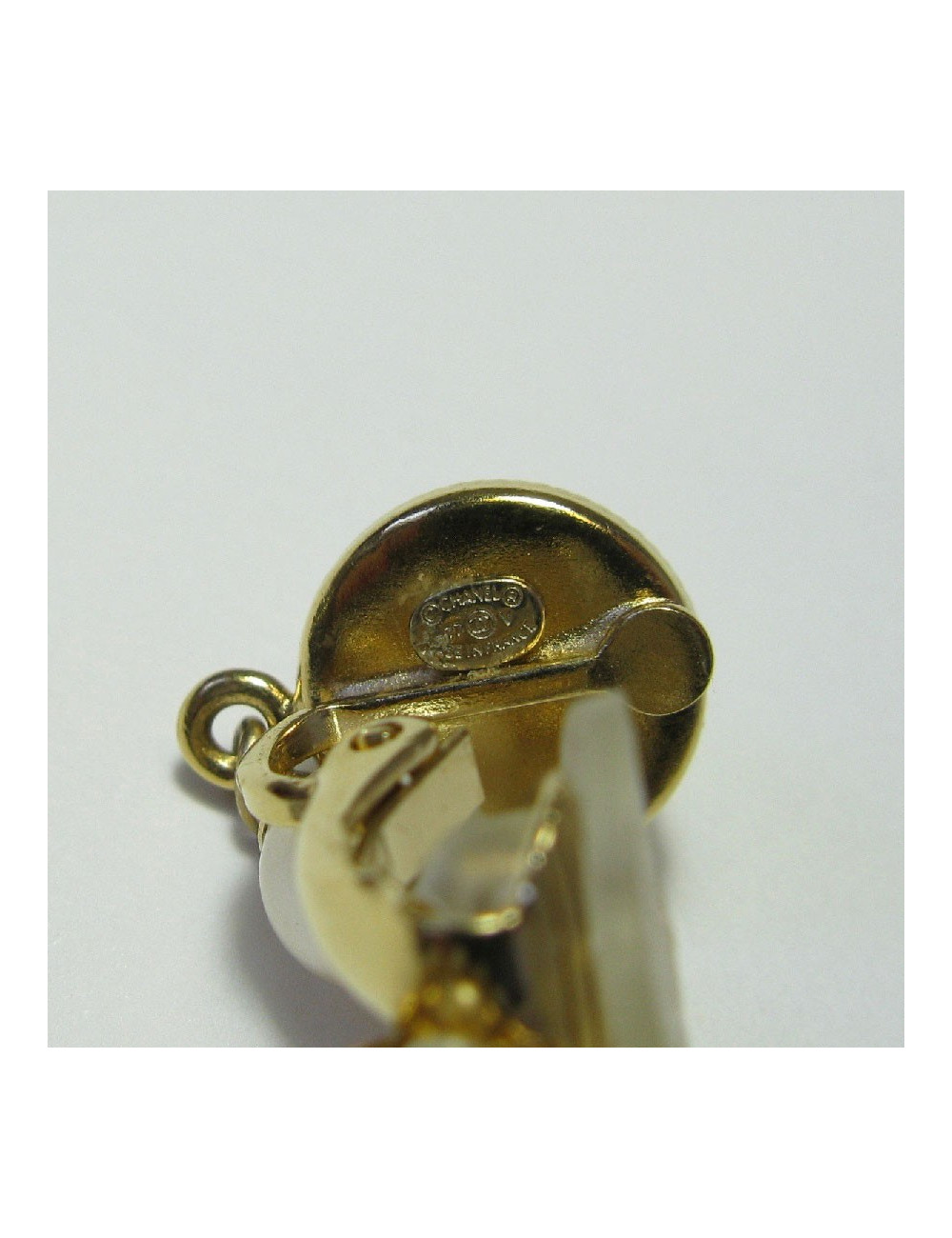 Imposants clips d'oreilles CHANEL perle nacrée