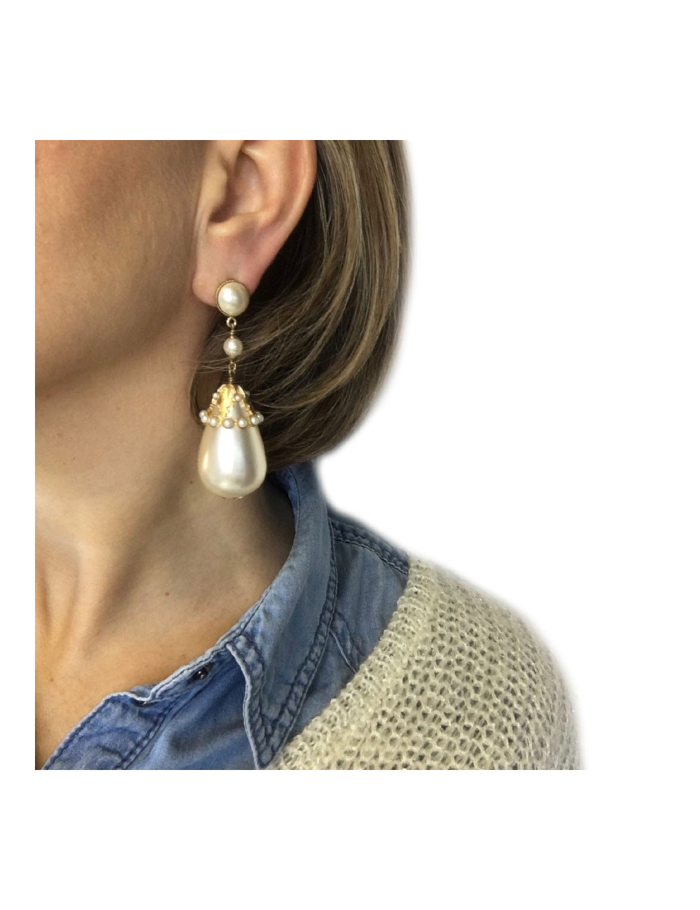 CHANEL Pendant clip-on earrings in gilt metal and pearls