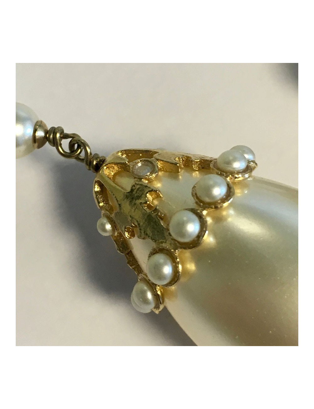 CHANEL Pendant clip-on earrings in gilt metal and pearls