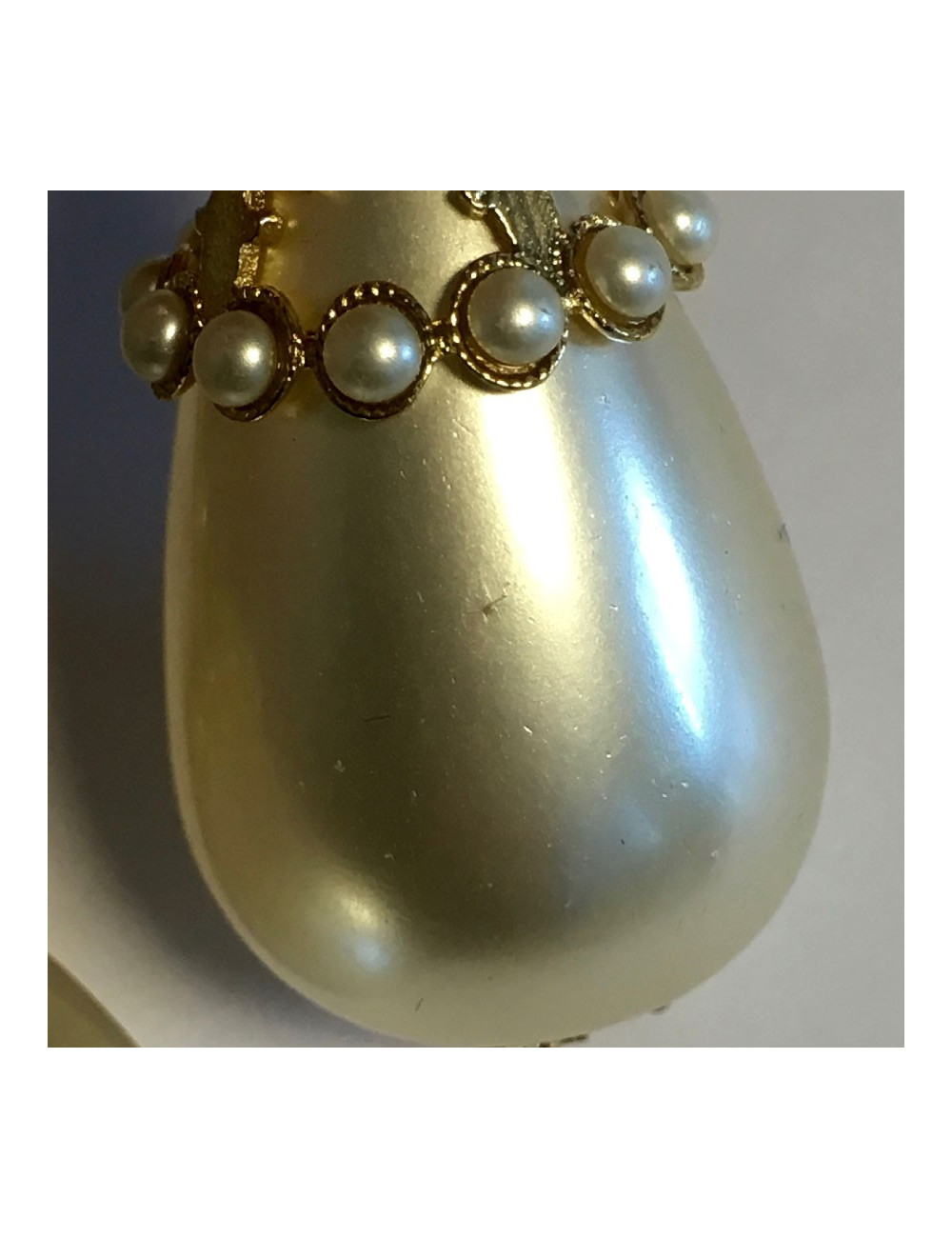 Imposants clips d'oreilles CHANEL perle nacrée