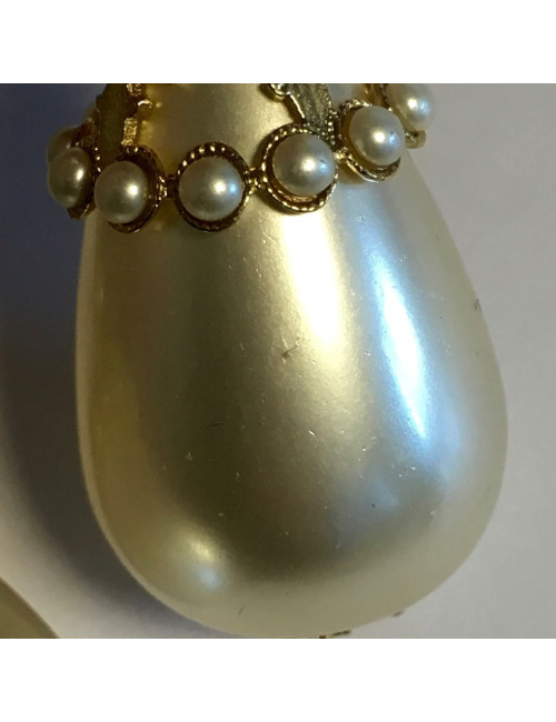 CHANEL Pendant clip-on earrings in gilt metal and pearls