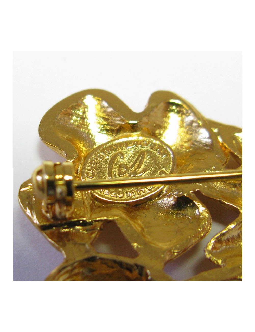 Broche CHRISTIAN LACROIX vintage en métal doré