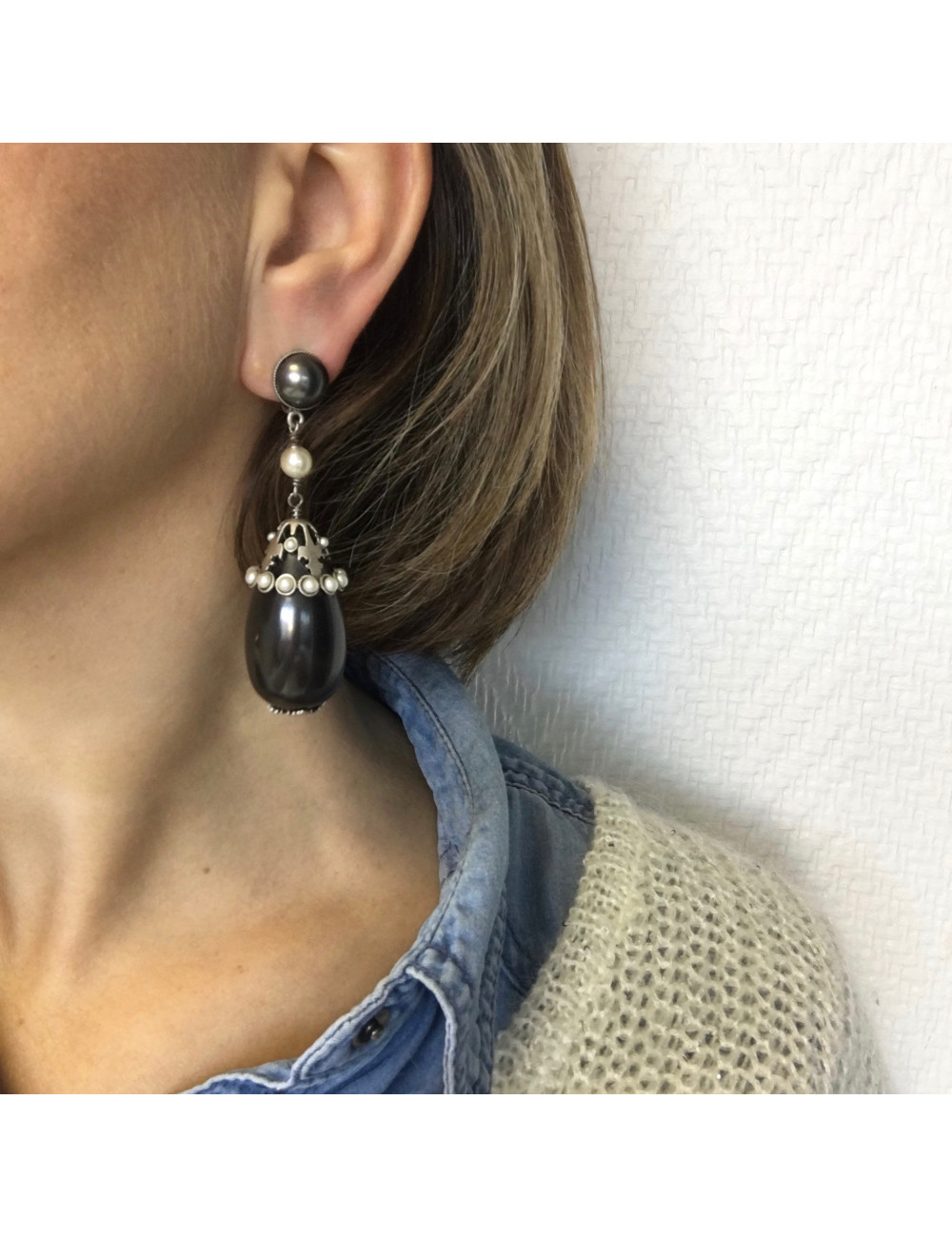 Boucles d'oreilles clips CHANEL en perles nacrées grises et blanches