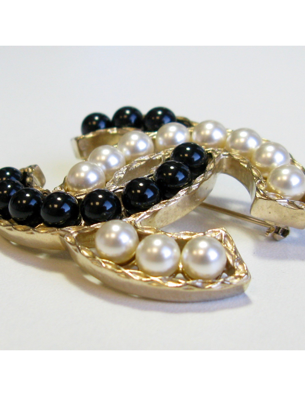 Broche CHANEL perles nacrées et noires