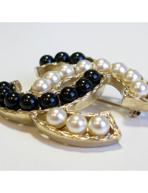 Broche CHANEL CC en métal doré et perles nacrées et noires