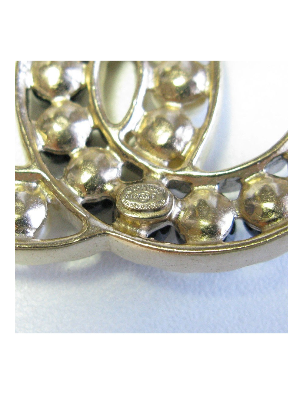 Broche CHANEL CC en métal doré et perles nacrées et noires