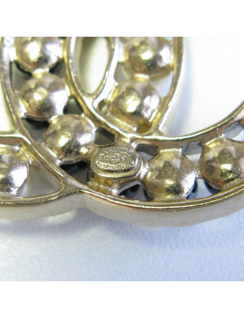Broche CHANEL CC en métal doré et perles nacrées et noires