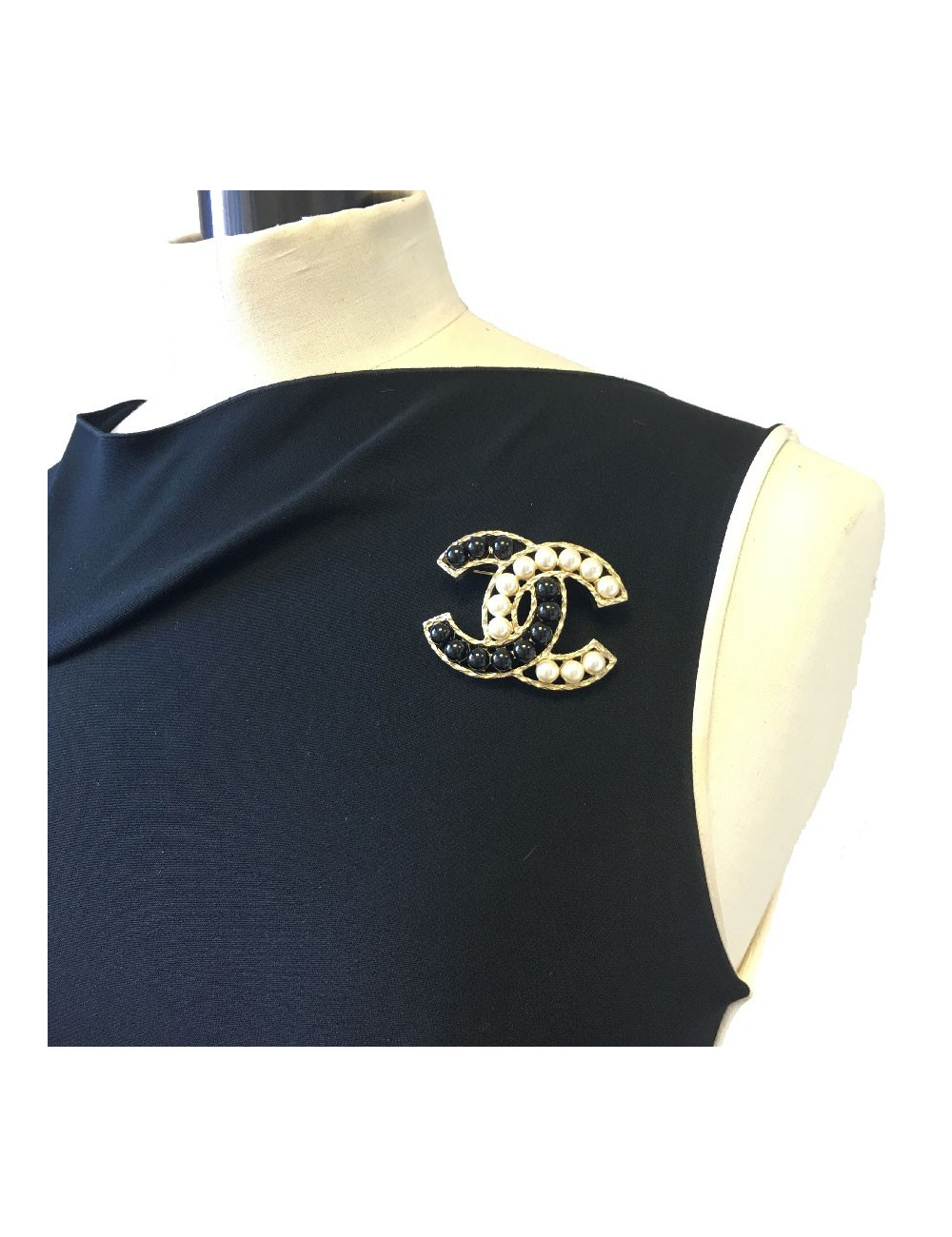 Broche CHANEL CC en métal doré et perles nacrées et noires