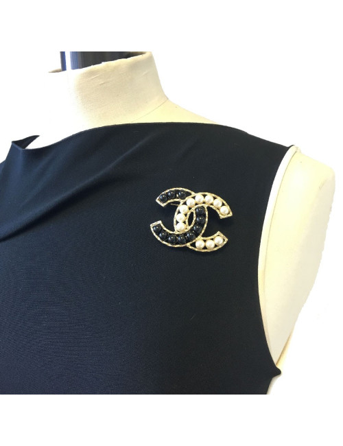 Broche CHANEL CC en métal doré et perles nacrées et noires