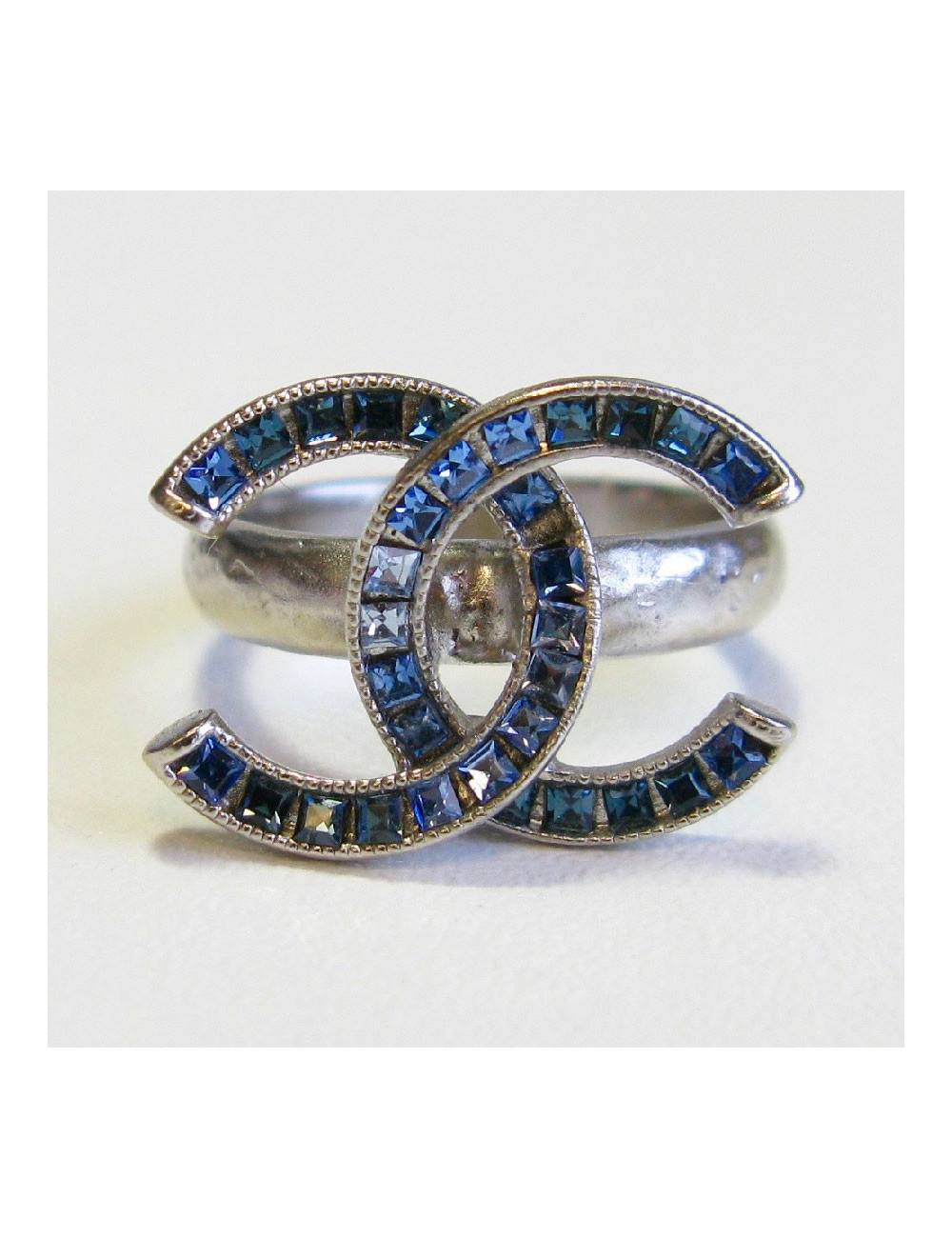 Bague CHANEL CC T53 en métal argenté et strass carré bleu