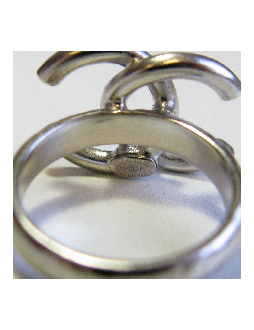 Bague CHANEL CC T53 en métal argenté et strass carré bleu