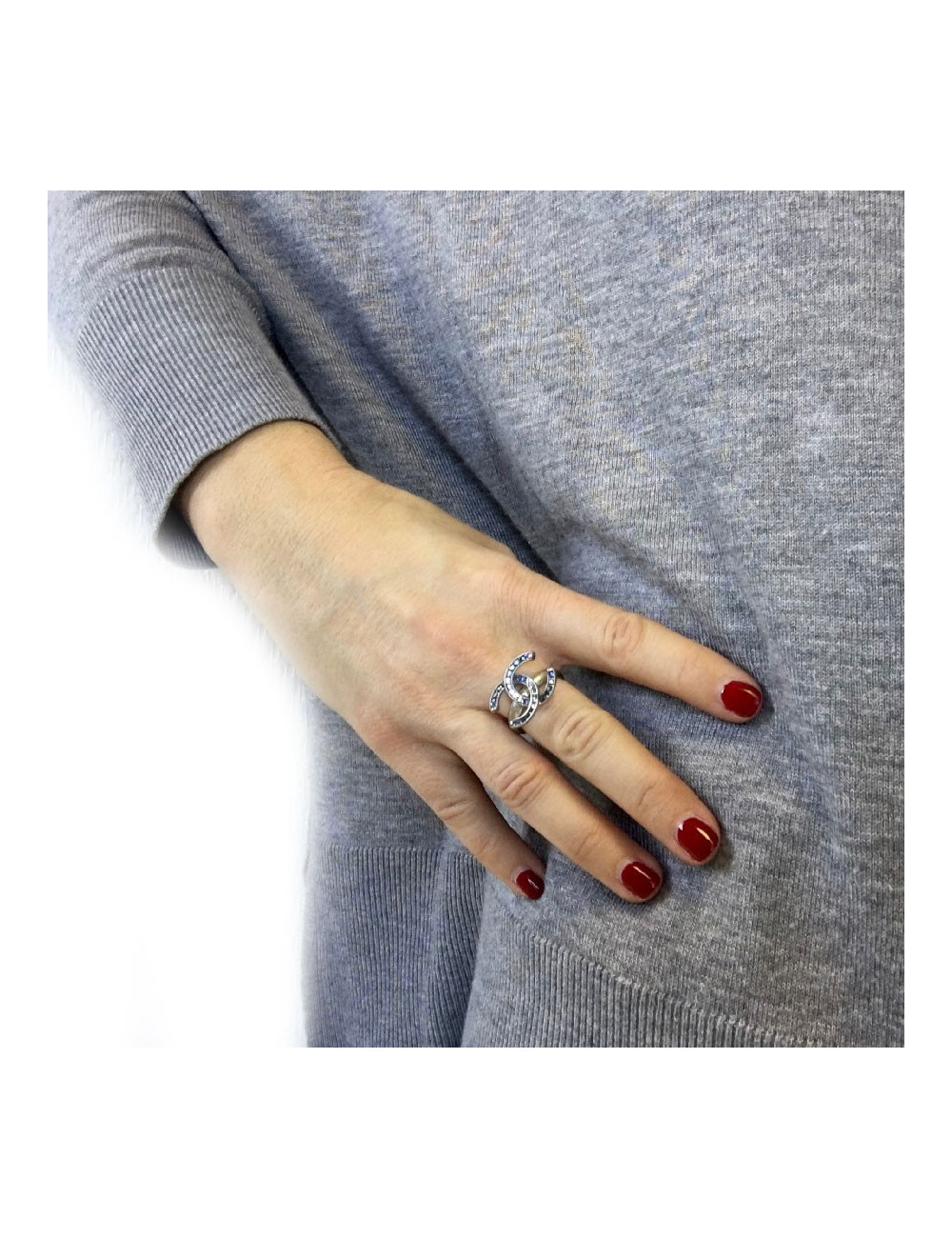 Bague CHANEL CC T53 en métal argenté et strass carré bleu