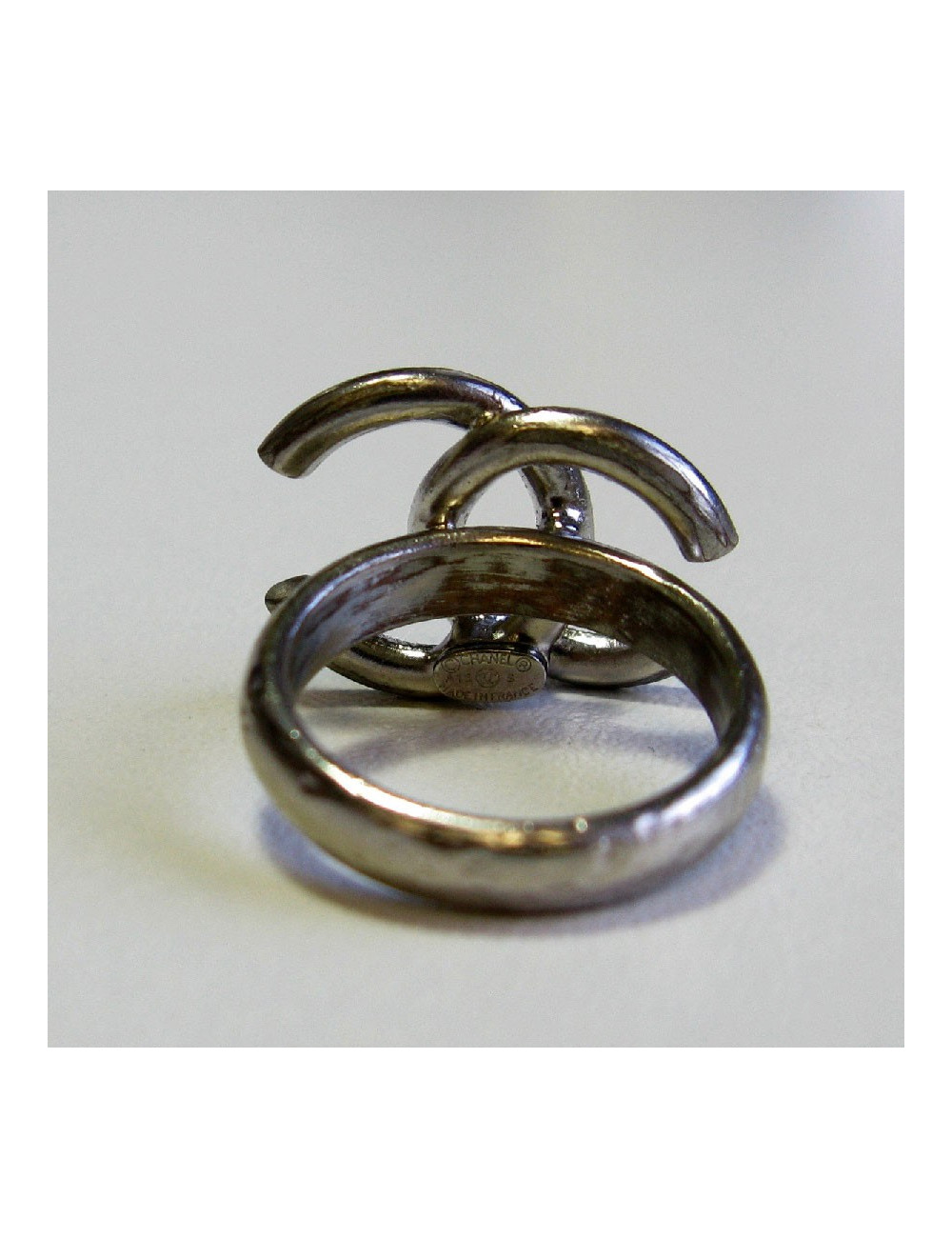 Bague CHANEL CC T50 en métal argenté et strass bleu et vert