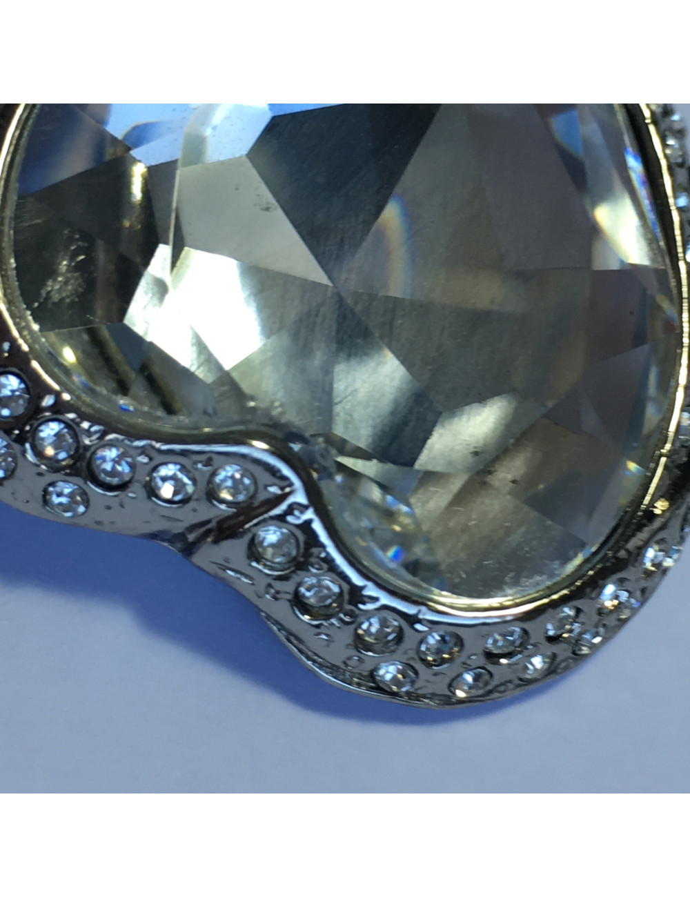 Boucles d'oreille YSL SAINT LAURENT  Vintage coeur en métal argenté et strass blanc