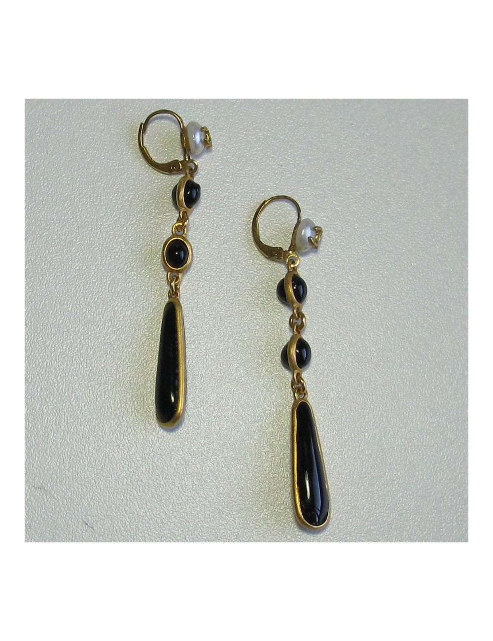 Boucles d'oreille clous CHANEL pendants en pâte de verre noir, perle nacrée
