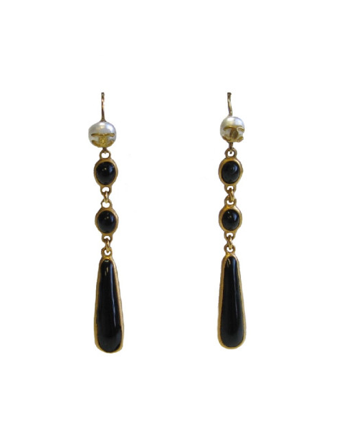 Boucles d'oreille clous CHANEL pendants en pâte de verre noir, perle nacrée