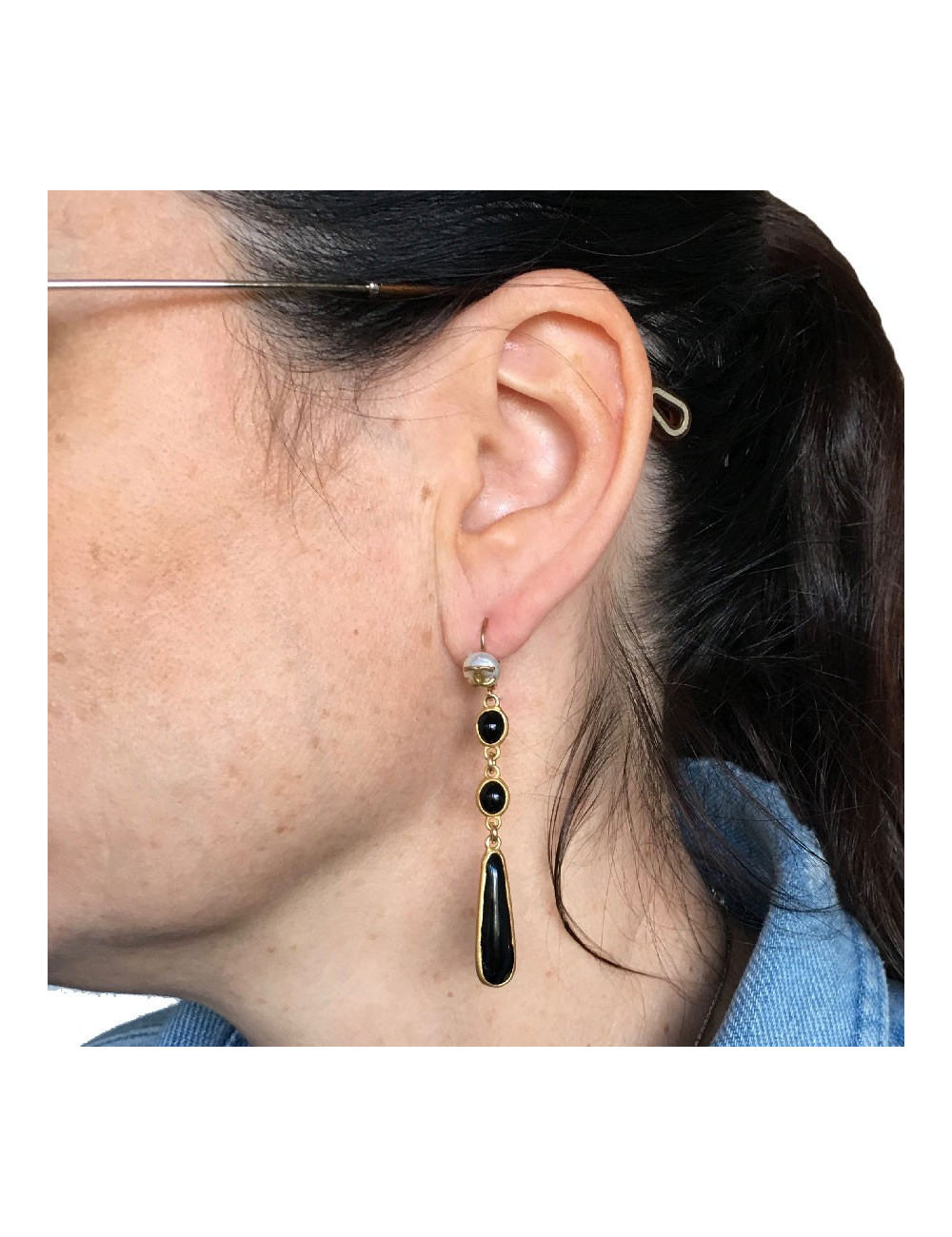 Boucles d'oreille clous CHANEL pendants en pâte de verre noir, perle nacrée