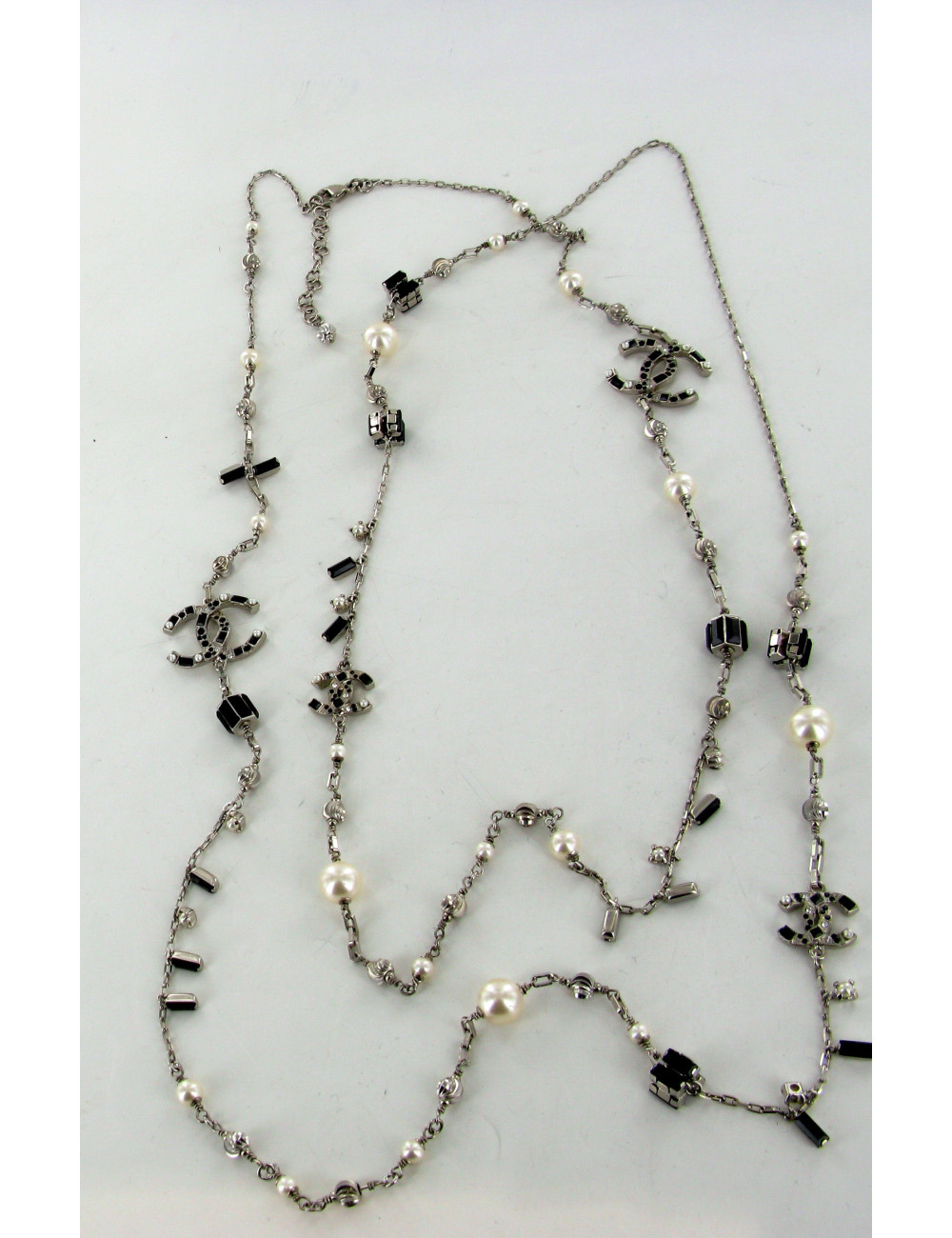 Sautoir CHANEL perles nacrées et cabochons noirs