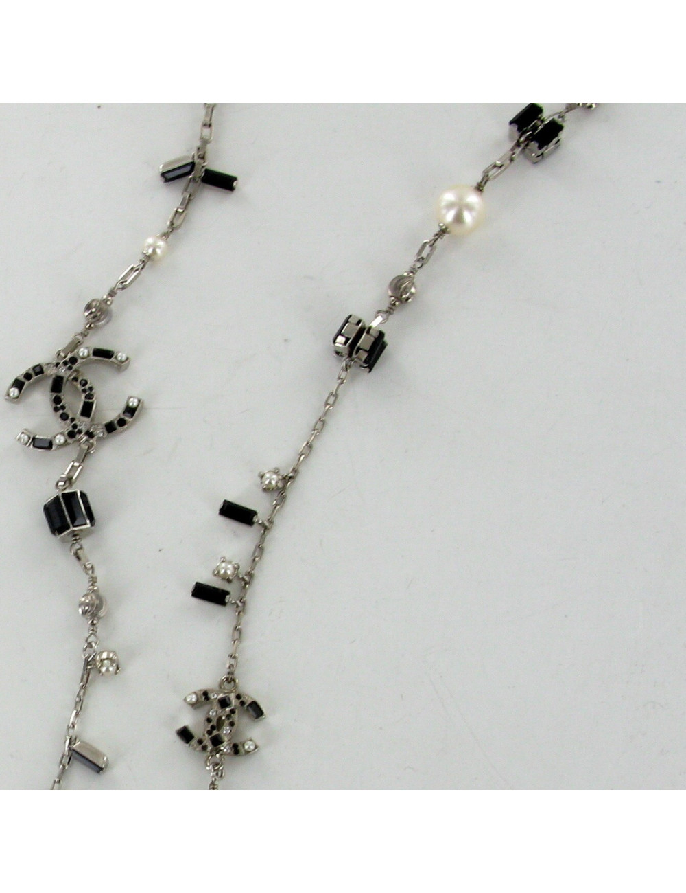 Sautoir CHANEL perles nacrées et cabochons noirs