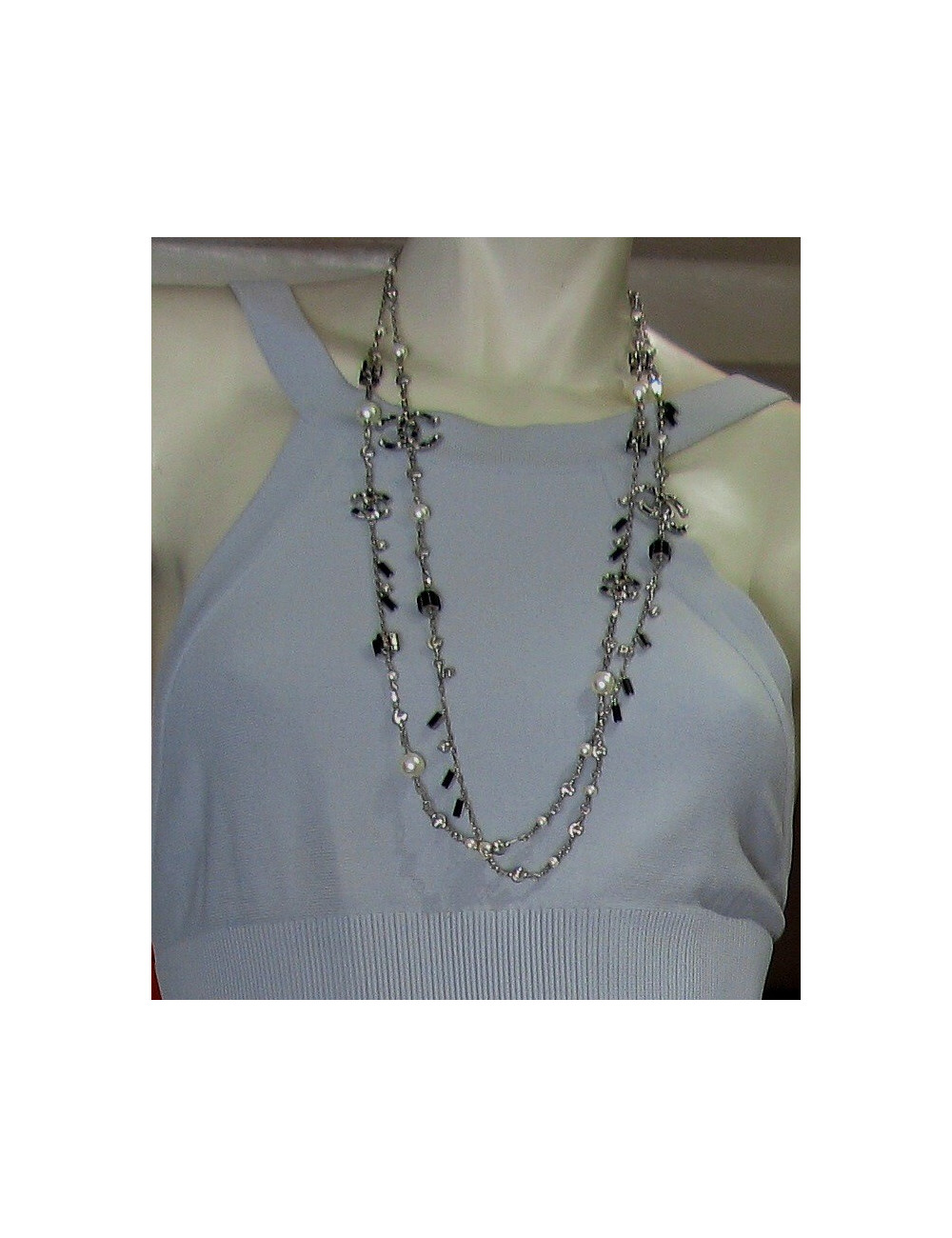 Sautoir CHANEL perles nacrées et cabochons noirs