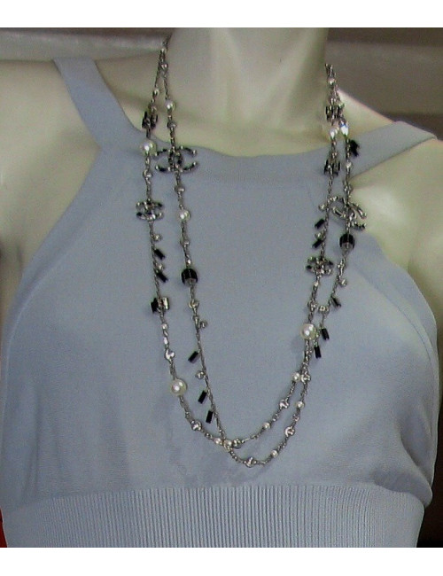 Sautoir CHANEL perles nacrées et cabochons noirs