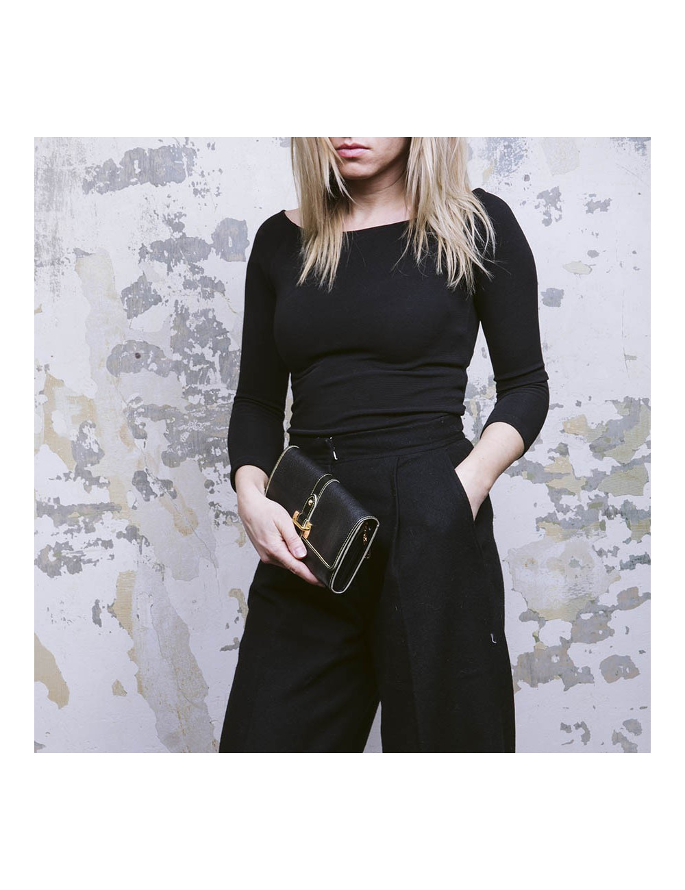 LOUIS VUITTON clutch in black grained leather with saddle stitching