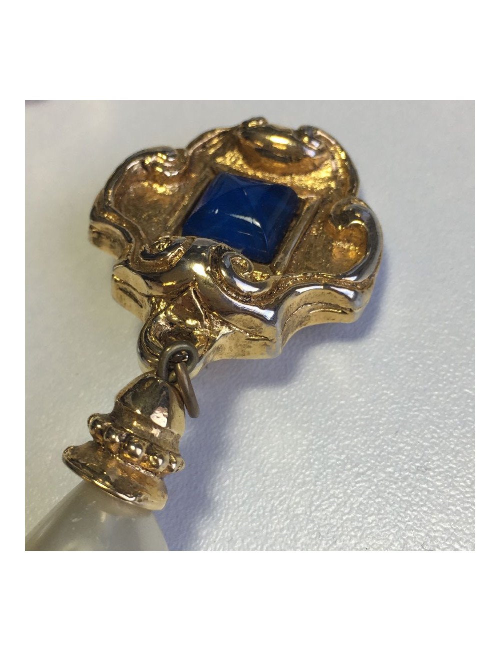 Boucles d'oreille clips pendantes NON SIGNEES en métal doré et perle nacrée